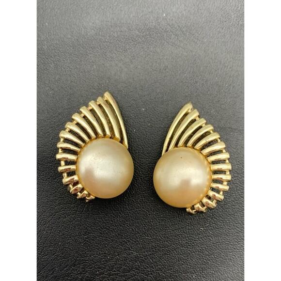 Vintage 50s 60s Sarah Coventry MCM Faux Pearl Gold Tone Clip Earrings - Picture 2 of 5